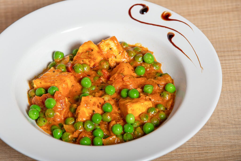 Mattar Paneer, guisantes y queso indio en salsa de tomate
