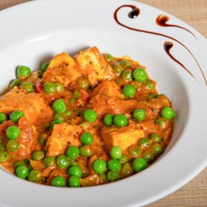 Mattar Paneer, guisantes y queso indio en salsa de tomate