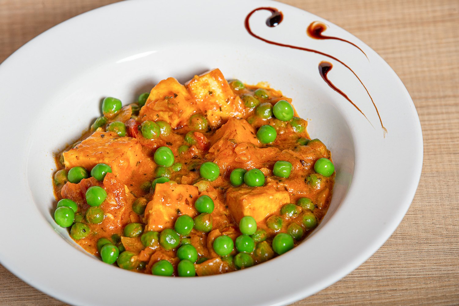 Mattar Paneer, guisantes y queso indio en salsa de tomate